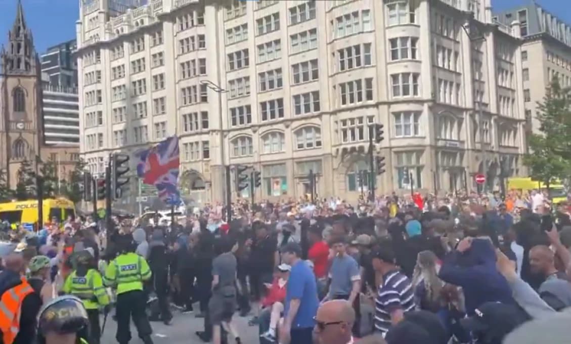 Briti v uliciach kvôli migrantom! Vešajú vlajky, stavajú nočné hliadky (VIDEO)