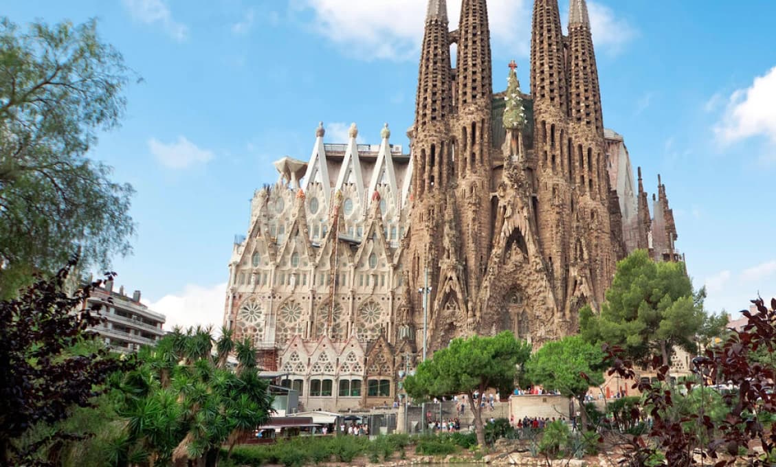 Klimatickí aktivisti potreli farbou baziliku Sagrada Familia v Barcelone