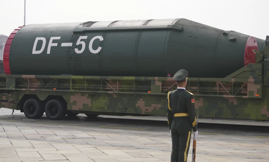 Čína na prehliadke predstavila novú raketu DF-5C, môže niesť až 12 jadrových hlavíc