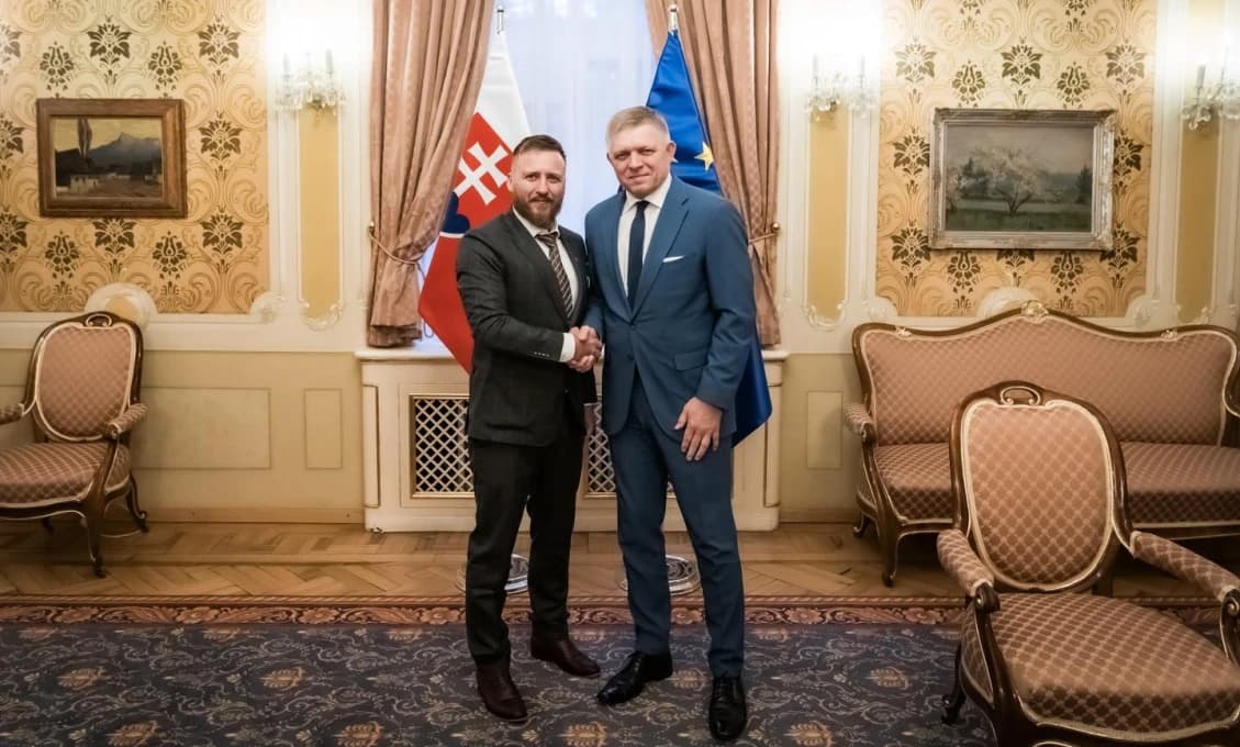 Premiér v Číne, SAV u prezidenta, ten SAVOm proti premiérovmu Kotlárovi