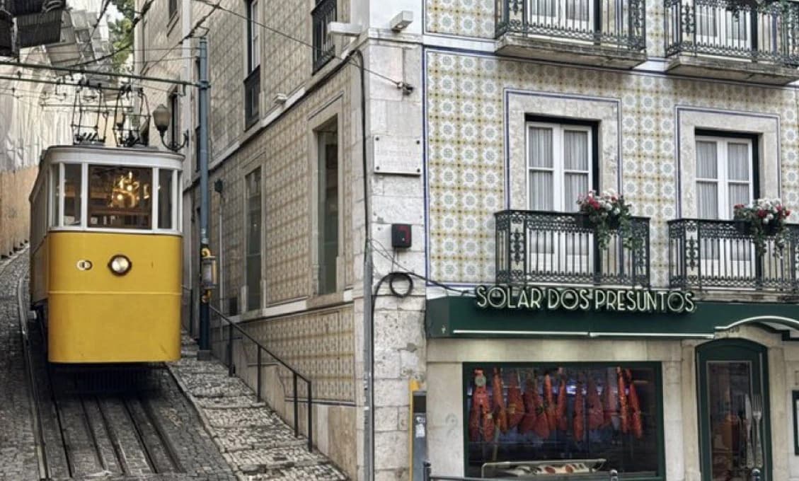 Portugalsko: Traja mŕtvi po vykoľajení ikonickej lisabonskej lanovky Glória VIDEO