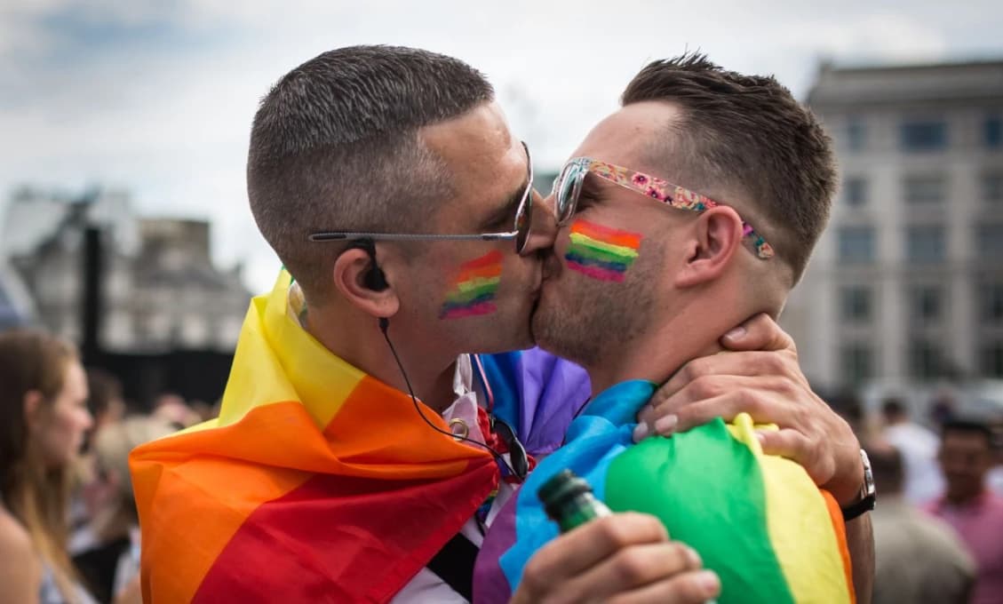DEMOKRACIA po anglicky: V Británii zatkli írskeho komika. Za kritiku transsexuálov