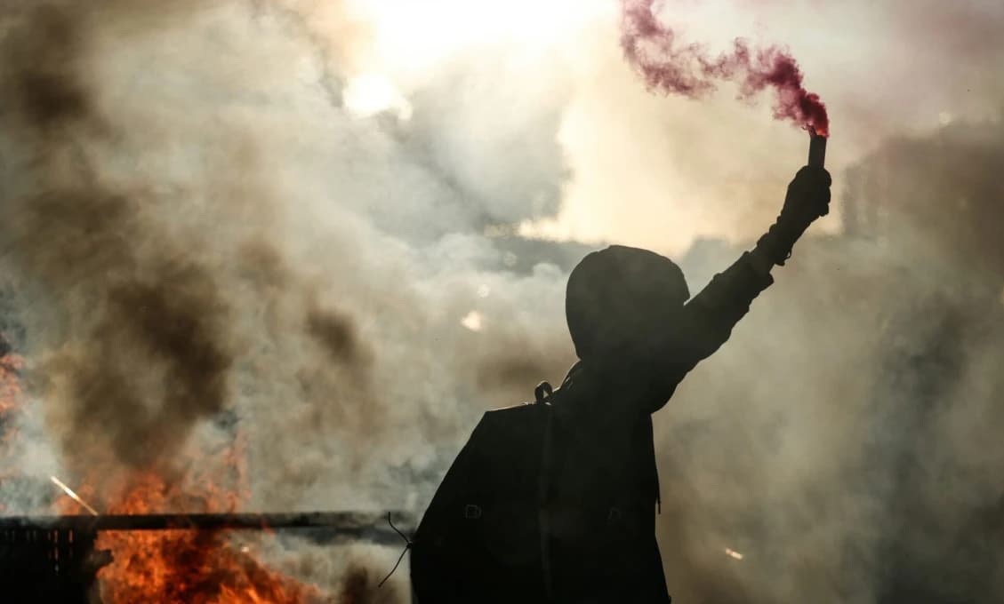 PARÍŽ v CHAOSE! Po politických nepokojoch nastupujú násilné protesty (VIDEO)