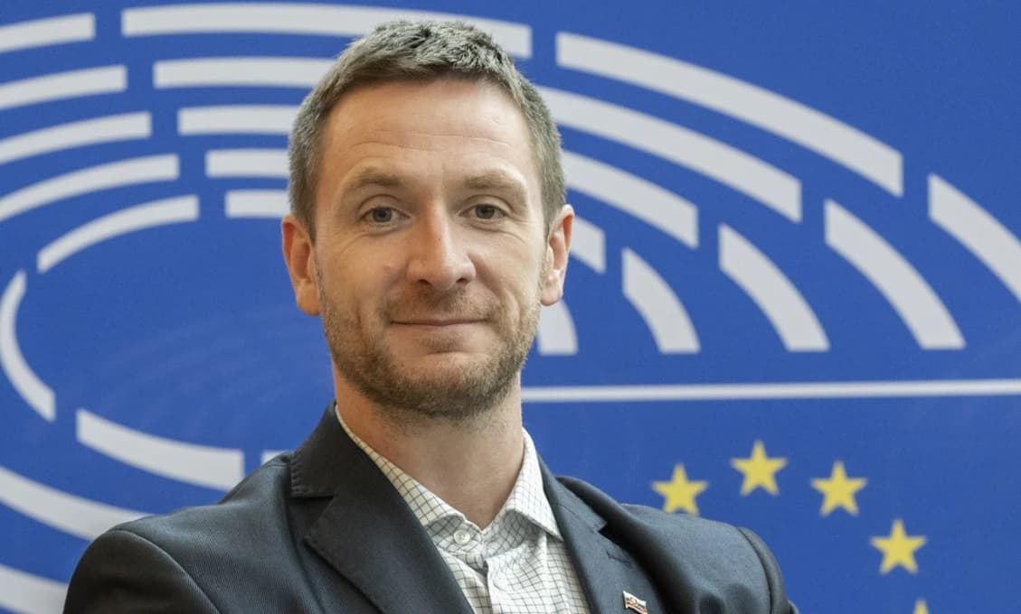 NEDOVOLÍME BRUSELU SLEDOVAŤ VÁŠ MOBIL! Hlasovanie o kontrole chatu odložené
