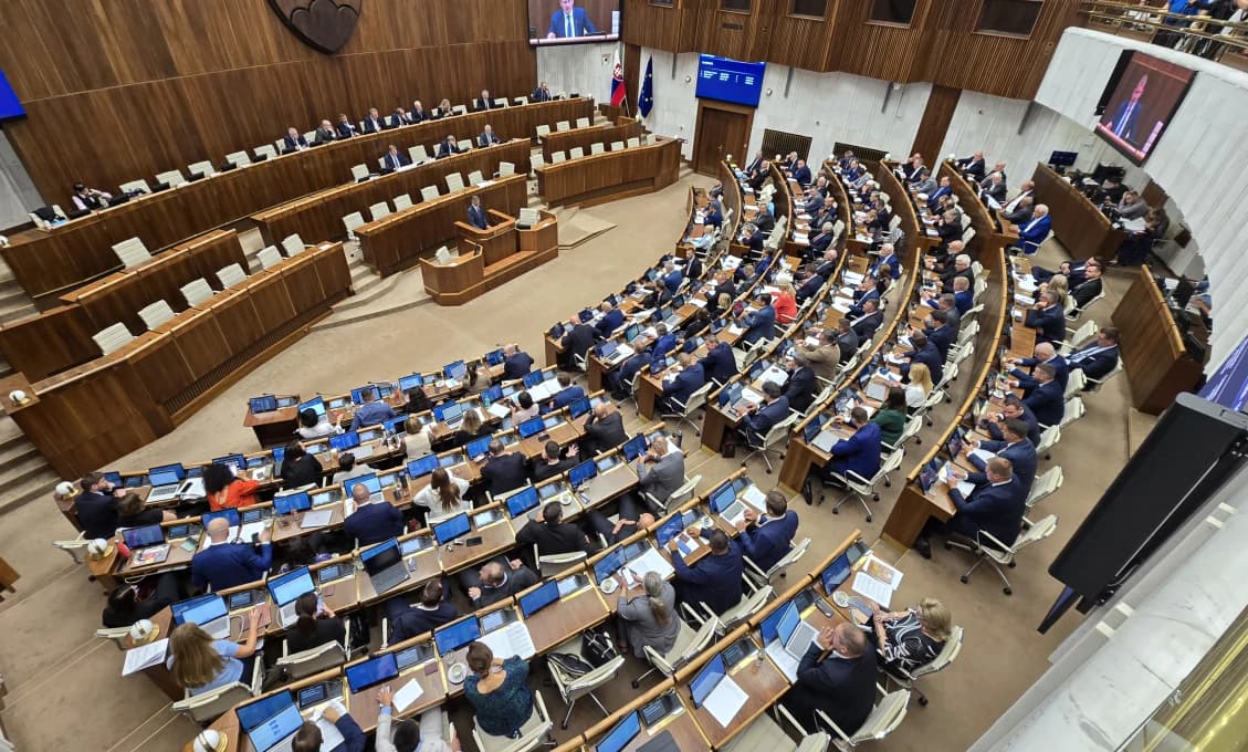 Poslanci pokračujú tretí deň v diskusii o skrátenom konaní ku konsolidácii
