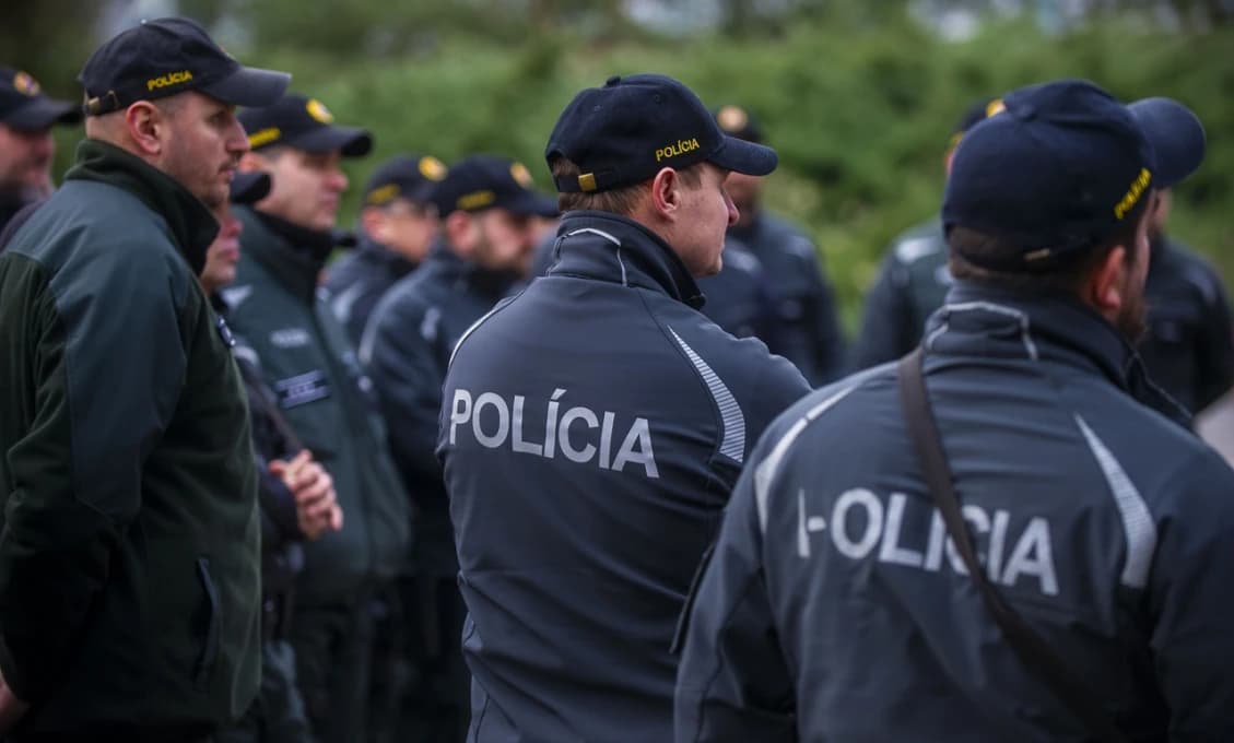 Policajní odborári zvolali pred parlament zhromaždenie
