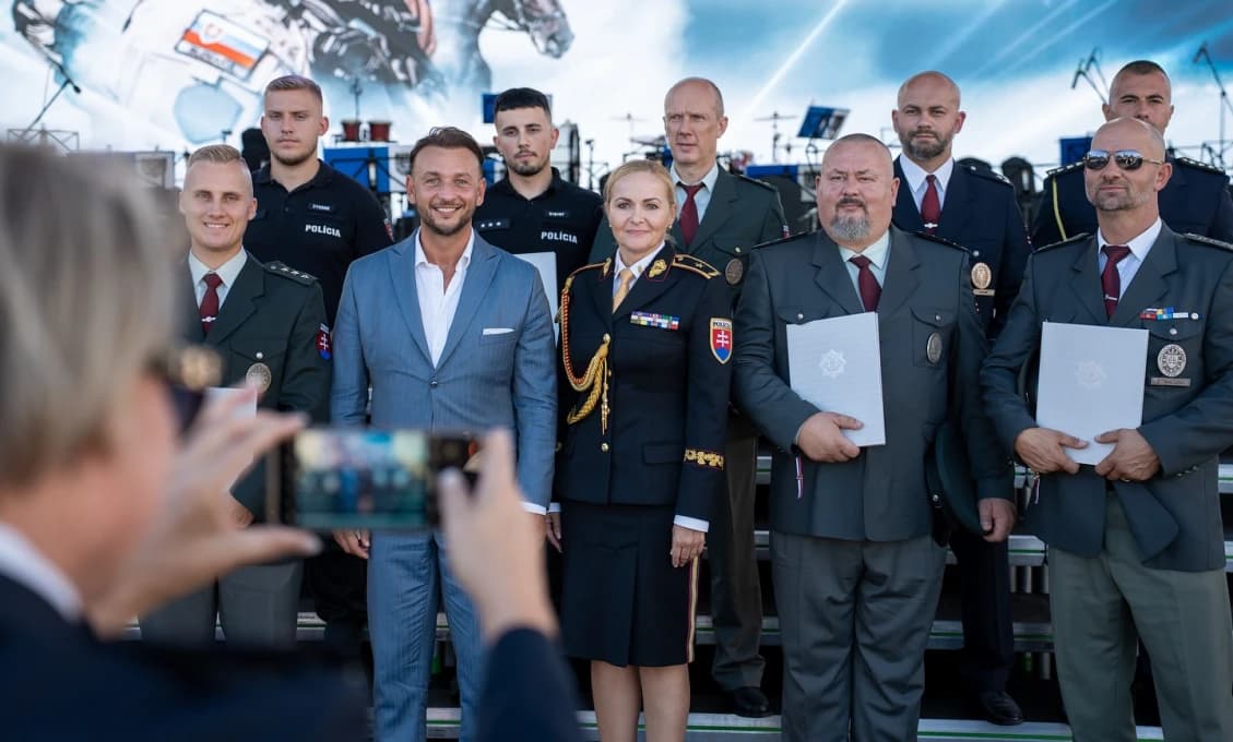 Policajti si prevzali medaily za záchranu ľudských životov