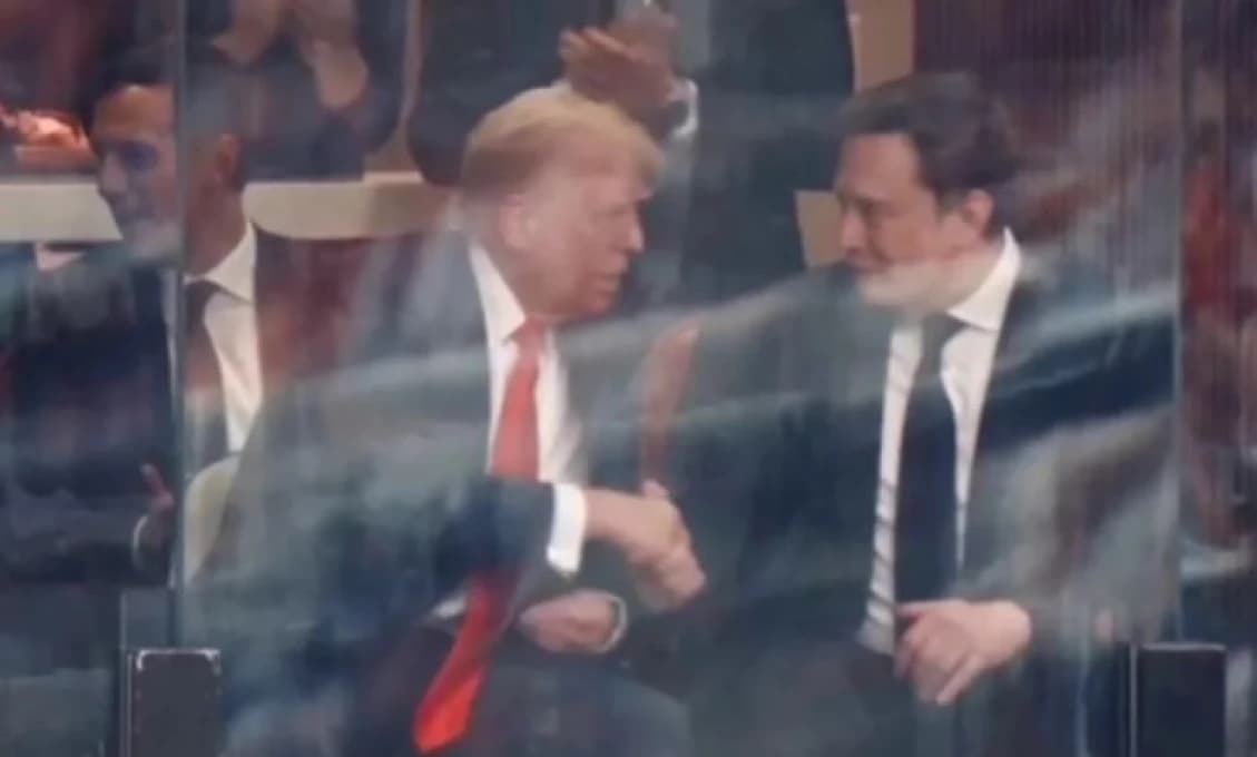 Daily Mail: Čítačka pier prezradila, čo povedal Trump Muskovi na Kirkovej spomienkovej omši