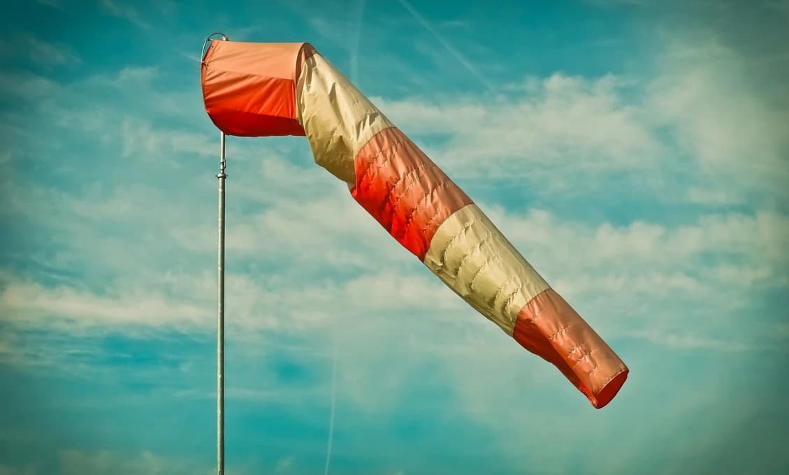 ČR: Tisíce domácností zostali pre silný vietor bez elektriny