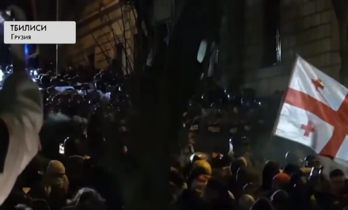 V Gruzínsku vypukli protesty, dav vtrhol do prezidentského paláca (VIDEO)