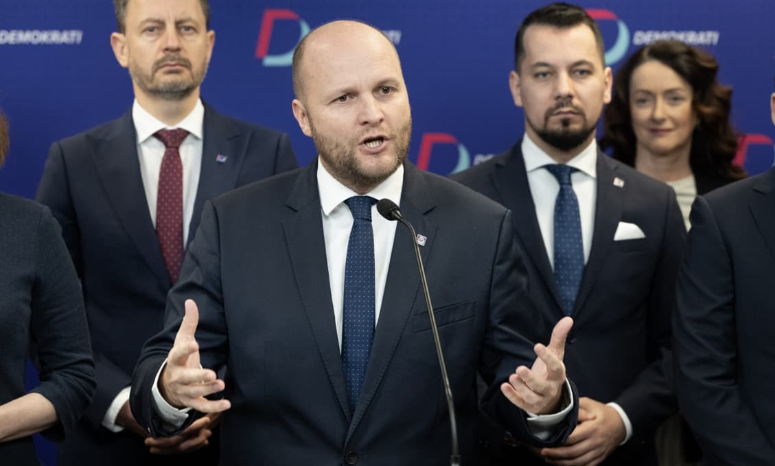 DEMOKRAT NAĎ ZÚRI! Muzikant Rózsa dostal zakázku z rezortu, ktorý Jaro doslova vytuneloval
