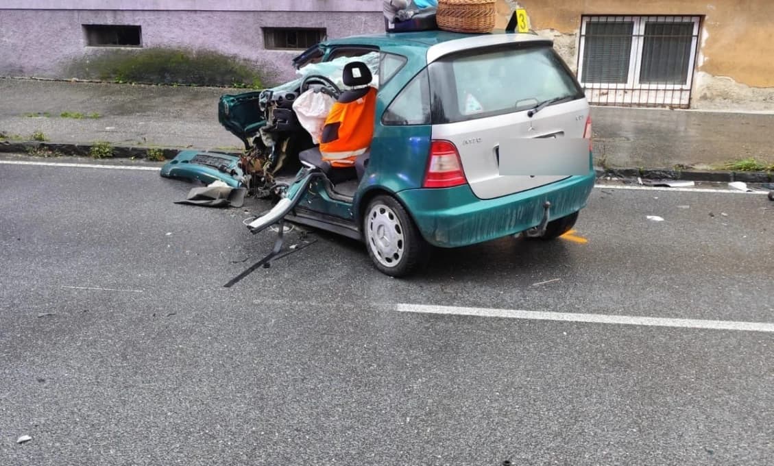 ŤAŽKÁ HROMADNÁ NEHODA 5 áut! Vozidlo roztrhlo na polovicu (DESIVÉ FOTO)