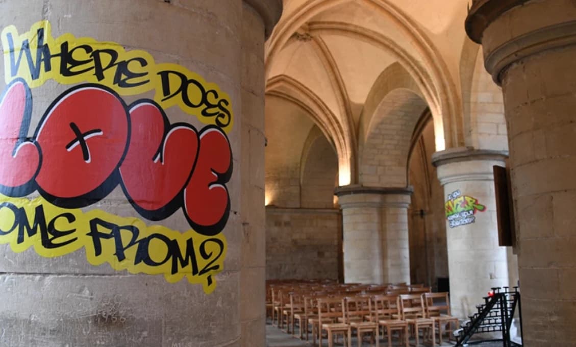 Ako päsť na oko: Grafiti v katedrále zo zoznamu UNESCO (VIDEO+FOTO)