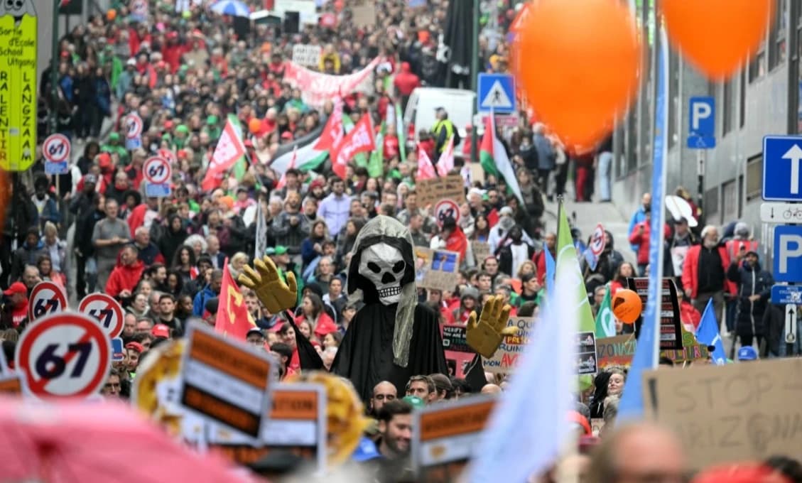 NÁRODNÝ ŠTRAJK V BELGICKU! Desaťticíce v bruselských uliciach