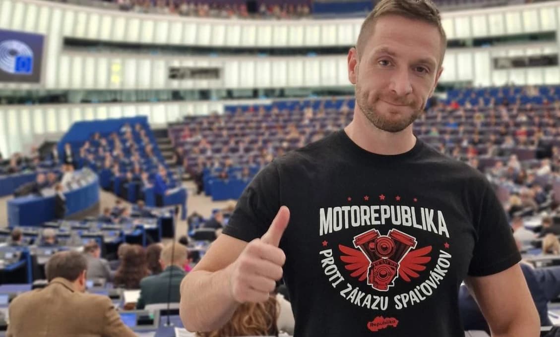 MOTOR na tričku - postrach europarlamentu, odhalil Milan Uhrík