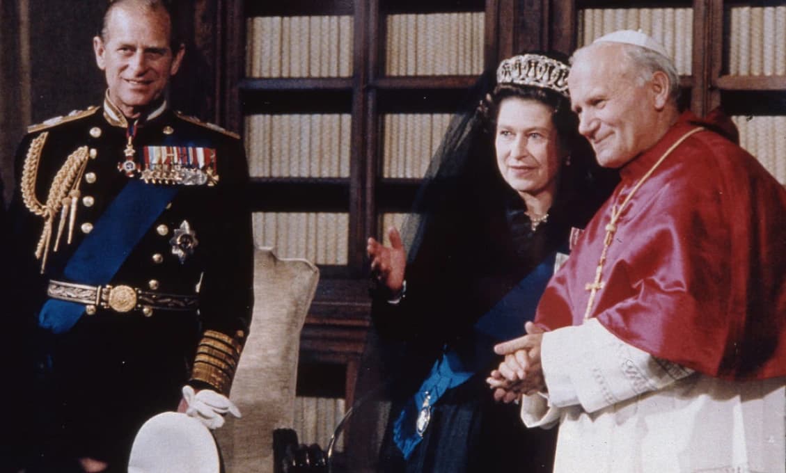 Pápež sa prvýkrát po pol tisícročí pomodlí spolu s britským kráľom v Sixtínskej kaplnke