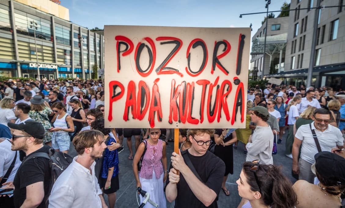 SCENÁR AKO NA SLOVENSKU! Liberálni umelci v Česku idú do ulíc