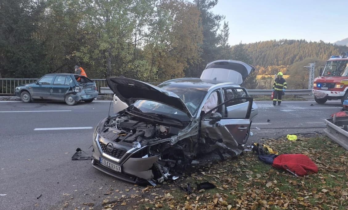 ŤAŽKÁ NEHODA 4 ÁUT! Zranilo sa šesť osôb (FOTO)