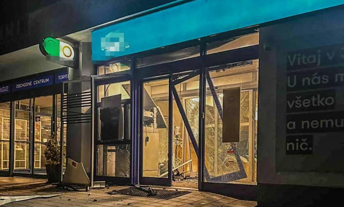 Polícia vyšetruje poškodenie vstupu do banky a bankomatu v Košiciach