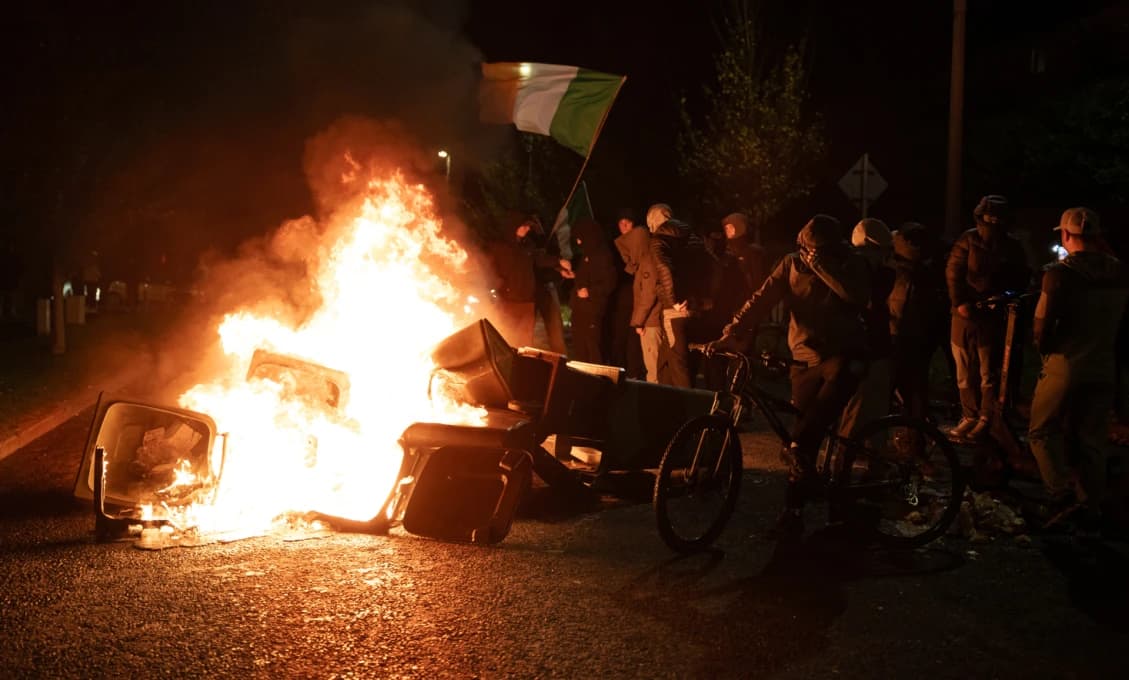 DUBLIN V PLAMEŇOCH! Protesty po znásilnení dieťaťa migrantom sa zvrhli (VIDEO)