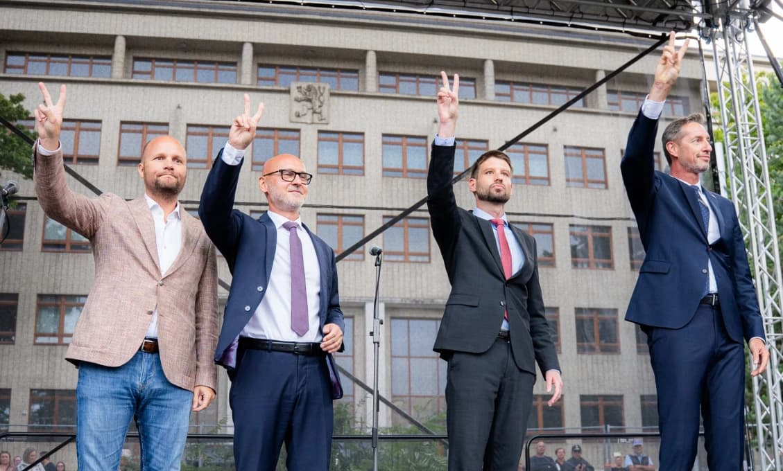 MOC NA ULICI NELEŽÍ! Opozícii ide lepšie politika na námestiach ako v parlamente
