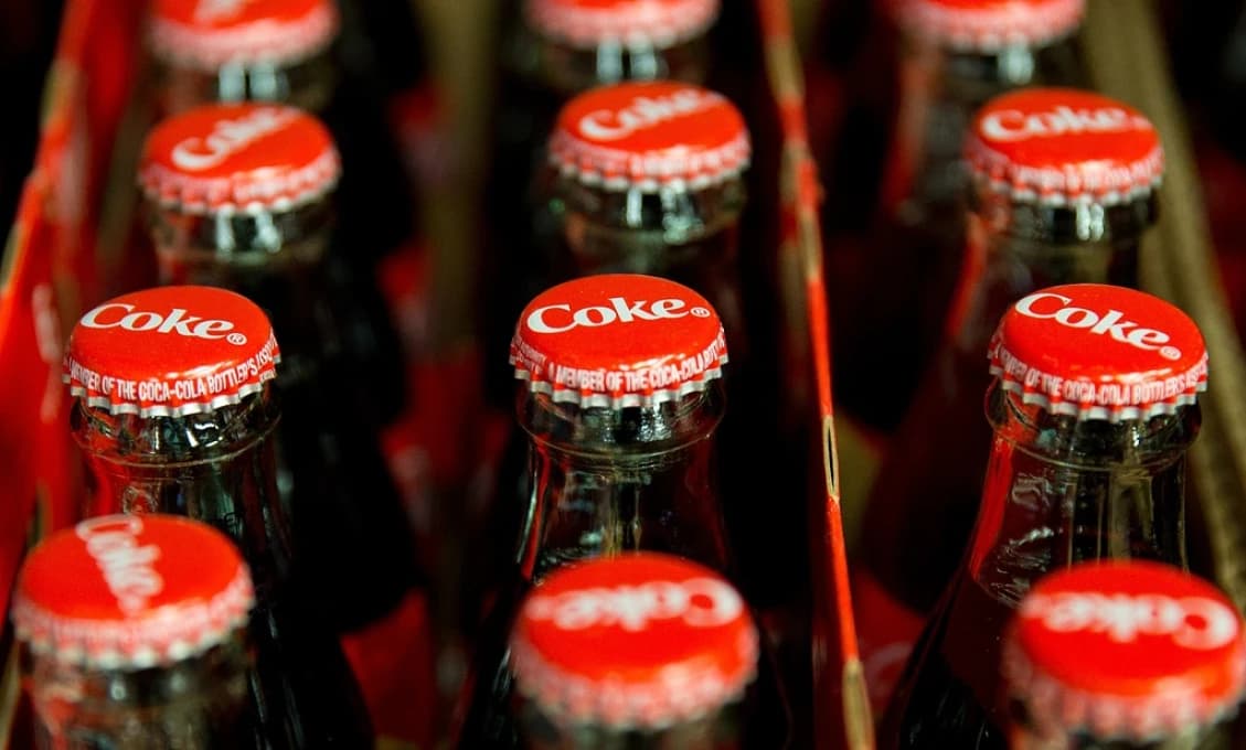 Najprv moralizovali. Teraz znova predávajú. Coca-Cola späť v Rusku