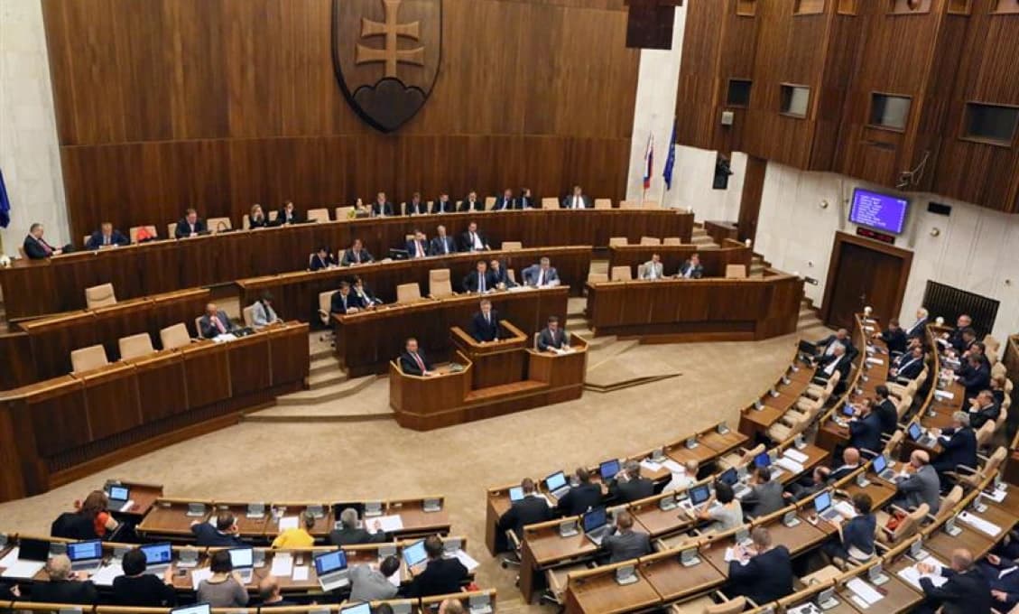 Prelomenie veta a dôvera vláde nejdú dokopy. Bujňák vysvetľuje ústavný rozpor