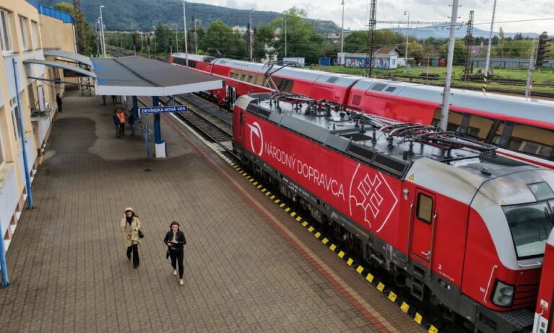 POZOR! V dôsledku nehody vlakov pri Pezinku mešká v pondelok viacero vlakov