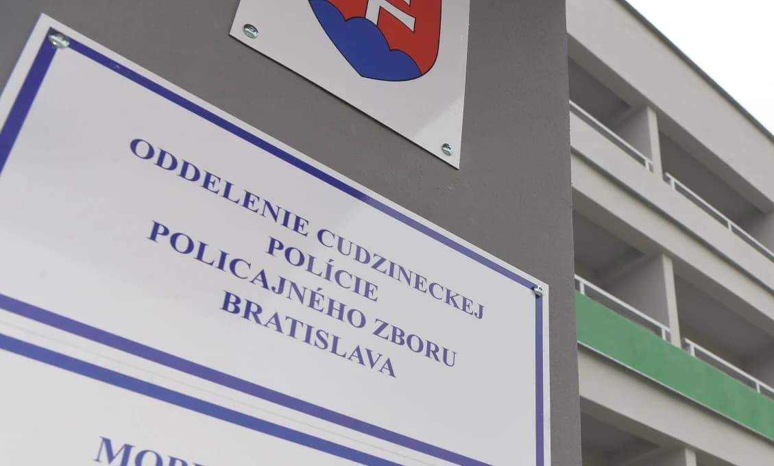 Vláda: Cudzineckú políciu personálne posilnia, vzniknú veľkokapacitné centrá