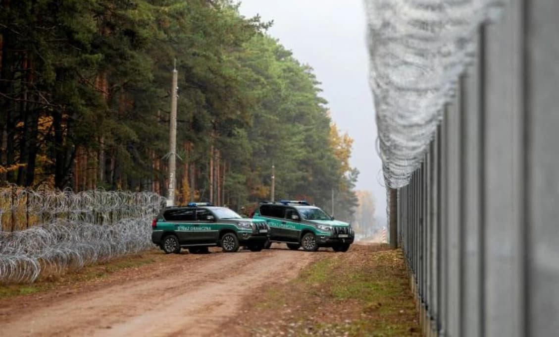 Jeden plot nestačí: Poľsko stavia druhú bariéru na hraniciach s Bieloruskom