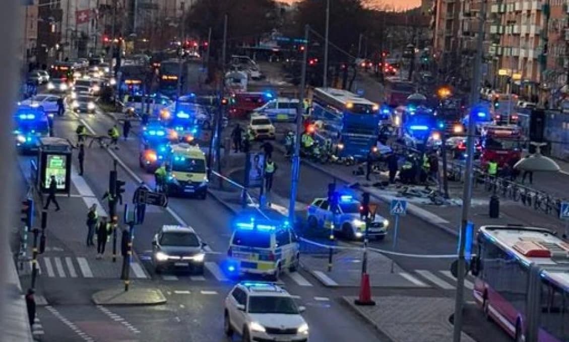 VIDEO: Švédsko: Náraz autobusu do zastávky si vyžiadal viacero mŕtvych a zranených