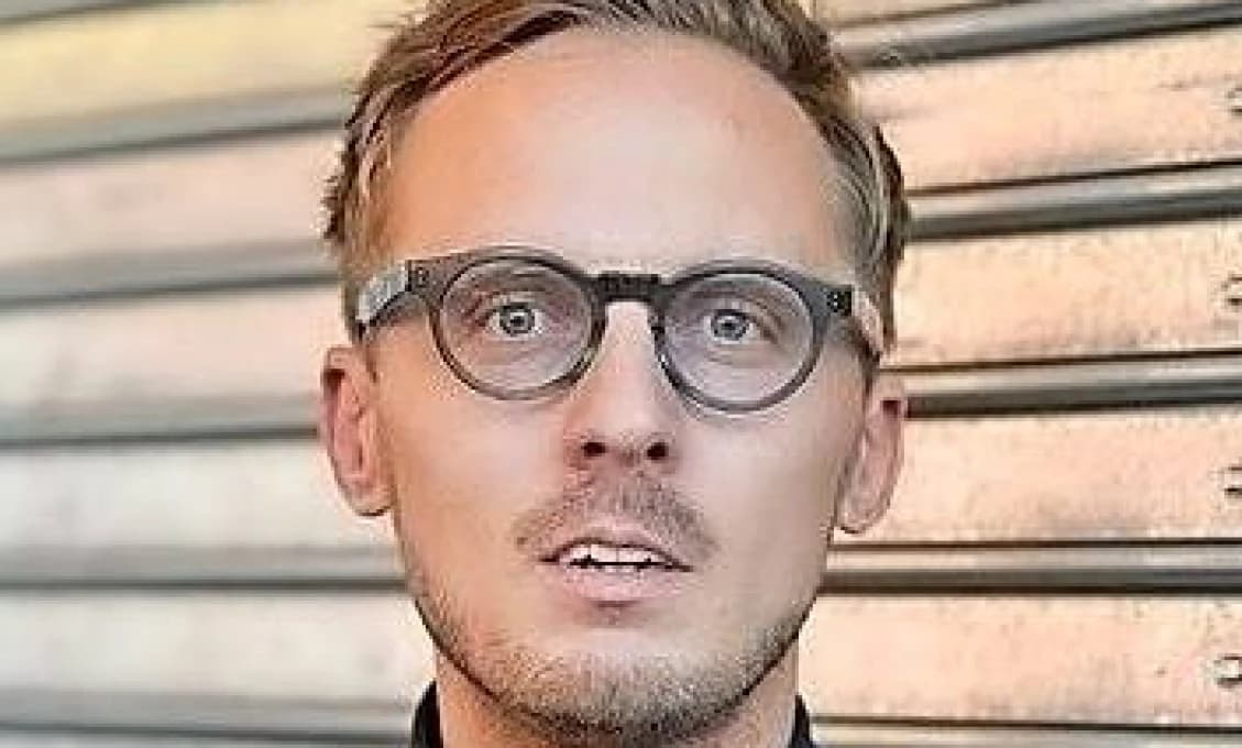 Ešte na jar chcel oblievať divu červenou farbou. Dnes horlí za slobodu (VIDEO)