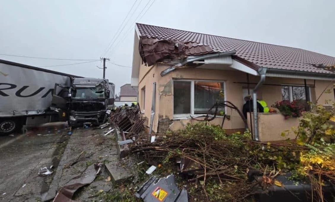 DESIVÁ NEHODA Kamión zdemoloval rodinný dom. Hlásia ranených, cestu uzavreli (FOTO)