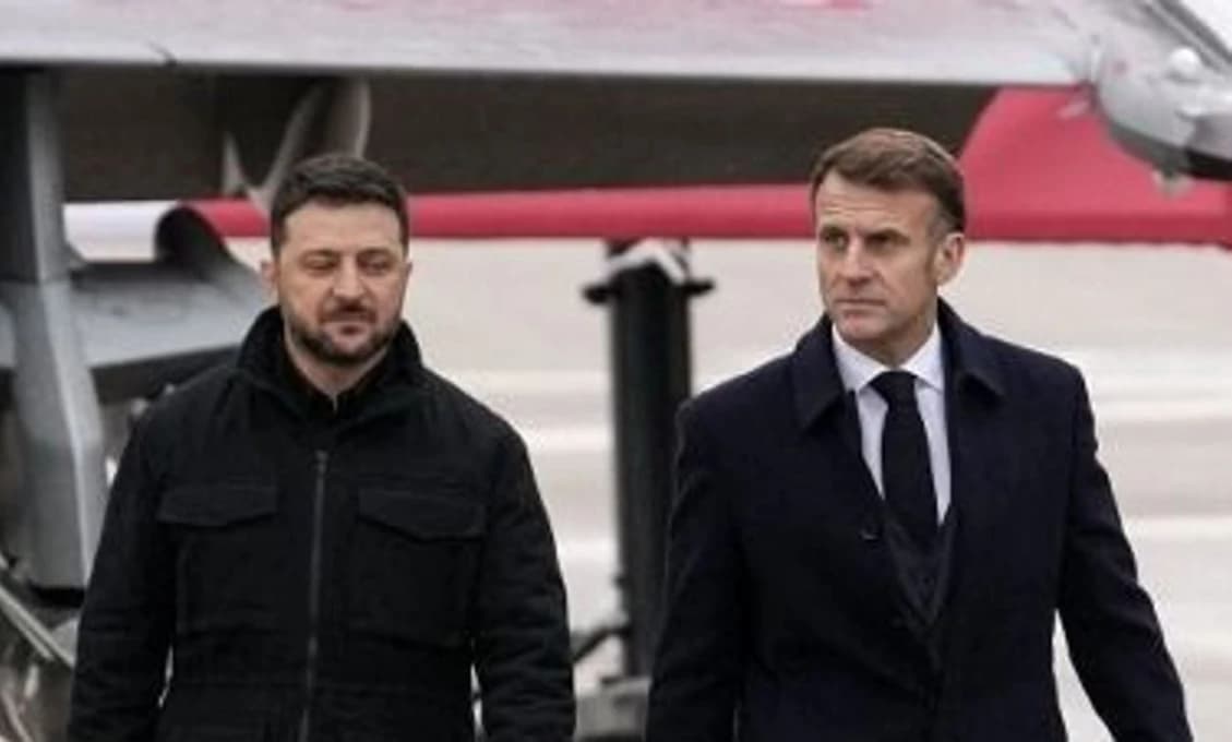 Macron ukázal Zelenskému na spoločnom brífingu „tajné znamenie“