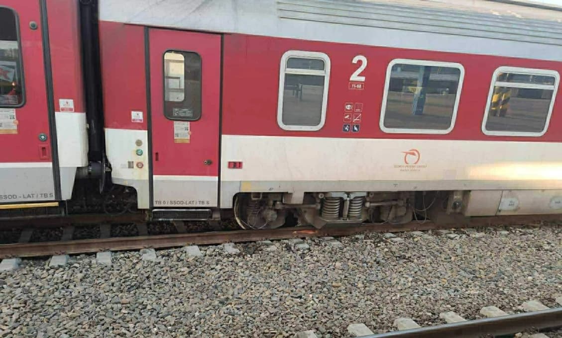 V Košiciach sa vykoľajil osobný vlak a poškodil sto metrov trate