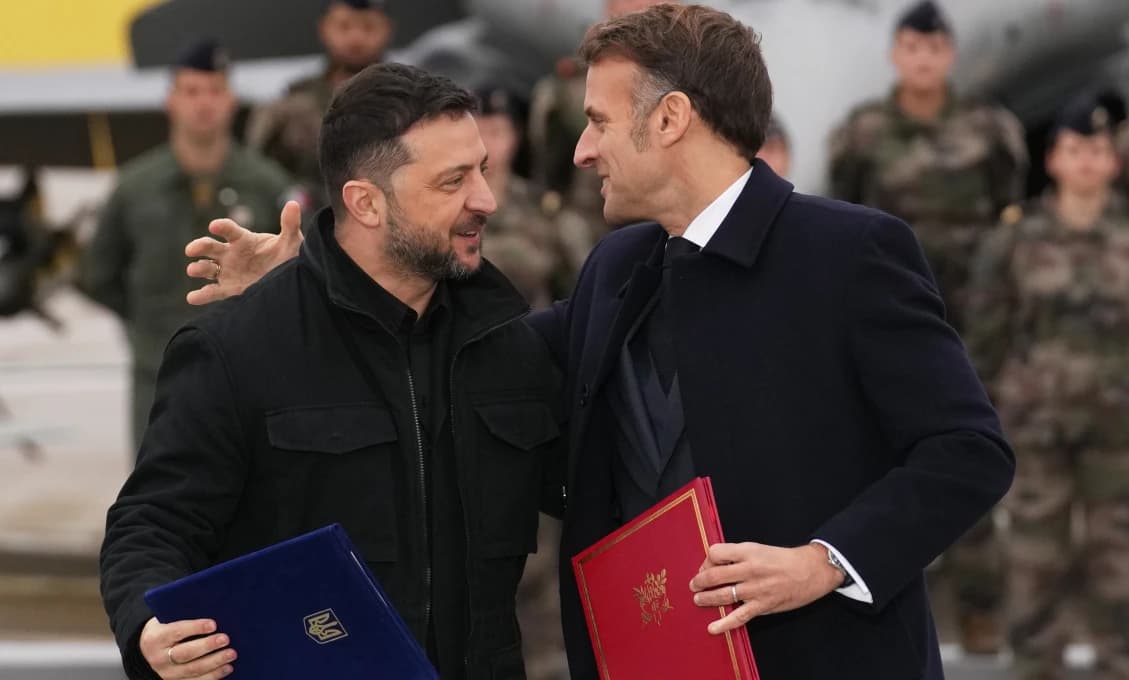 Dvaja „Napoleoni“ sa objali a pobozkali: Macron sľúbil Zelenskému 100 stíhačiek Rafale