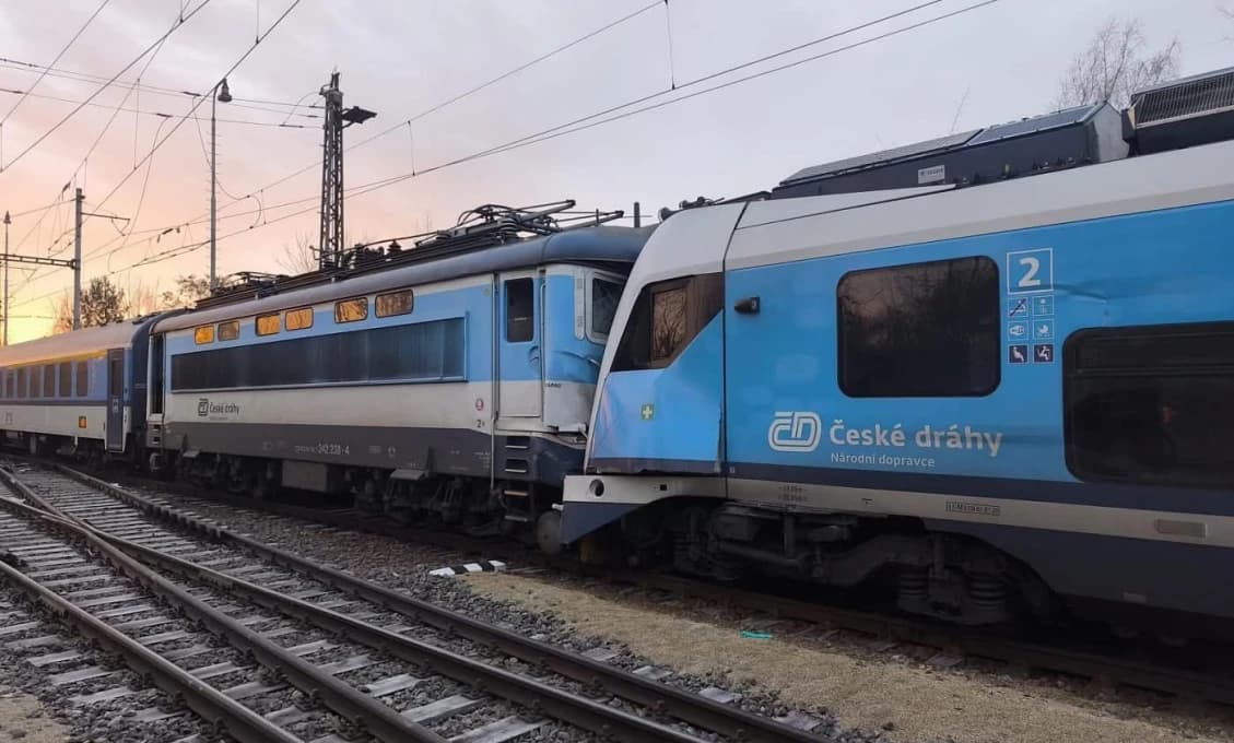 Zrážka vlakov v ČR otriasla regiónom: desiatky zranených, trať nemala zabezpečenie