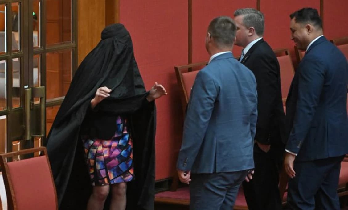 Austrália: Poslankyňa bojujúca proti burkám si ju na protest sama obliekla