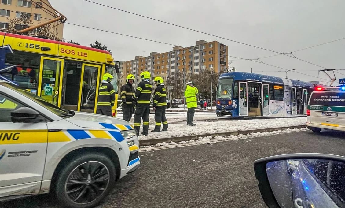 V Košiciach sa zrazili dve električky, hlásia viacero zranených