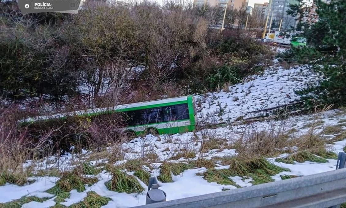 Autobus v Košiciach prešiel do protismeru a spadol zo svahu, zasahujú všetky zložky