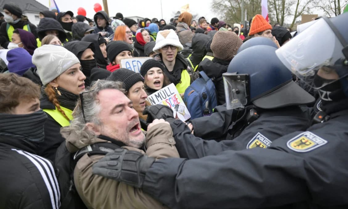 SLUŠNOĽUDIA chceli zastaviť založenie mládežníckej organizácie AfD! Zbili poslanca Bundestagu (VIDEO)