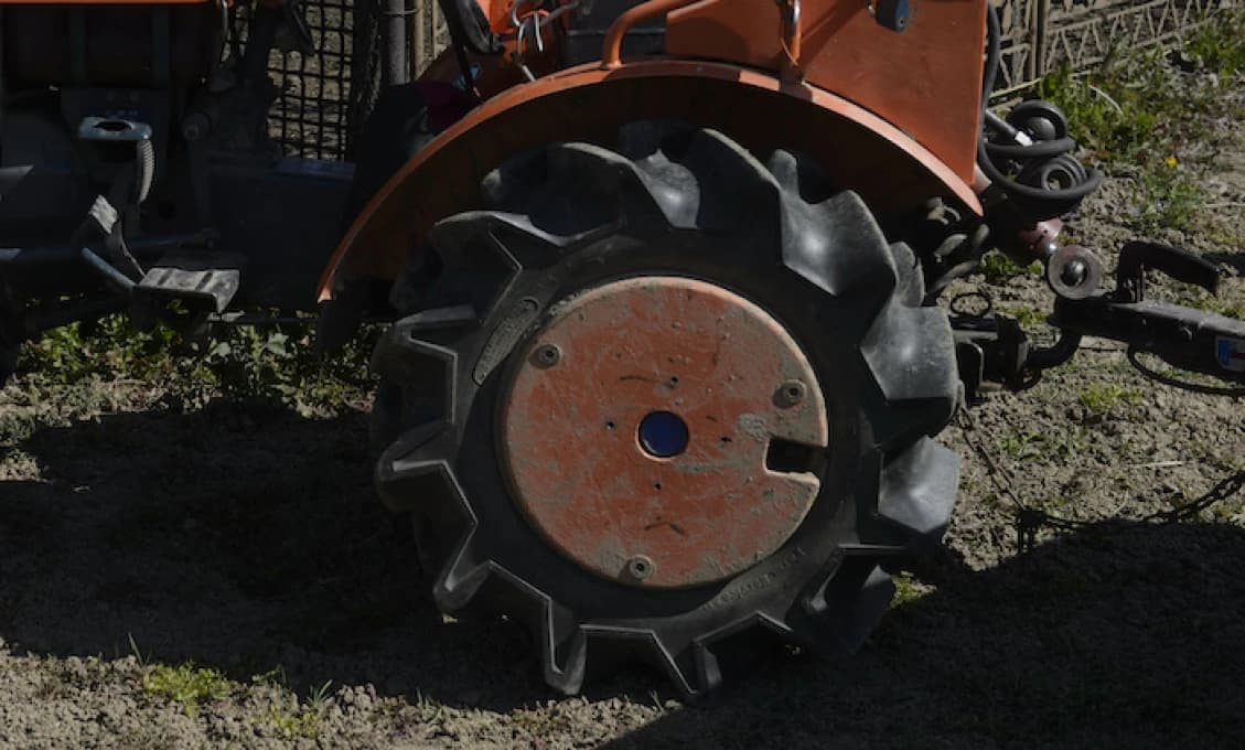 NIE JE TO VTIP! Civilista si pomýlil dron s hračkou, vzal ho domov na malom traktore a prívesnom vozíku