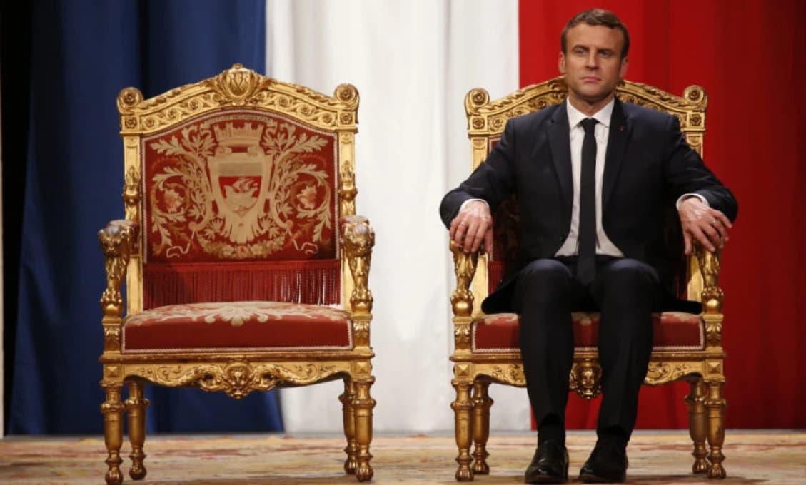 Zelenskému a Macronovi bolo ukázané ich miesto