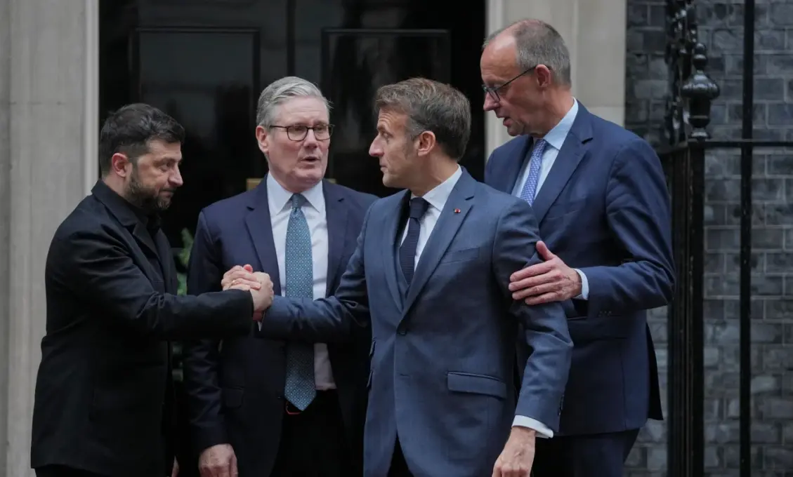 Francúzsko bez rozpočtu, vláda na spadnutie! No Macron v Londýne zachraňuje Ukrajinu
