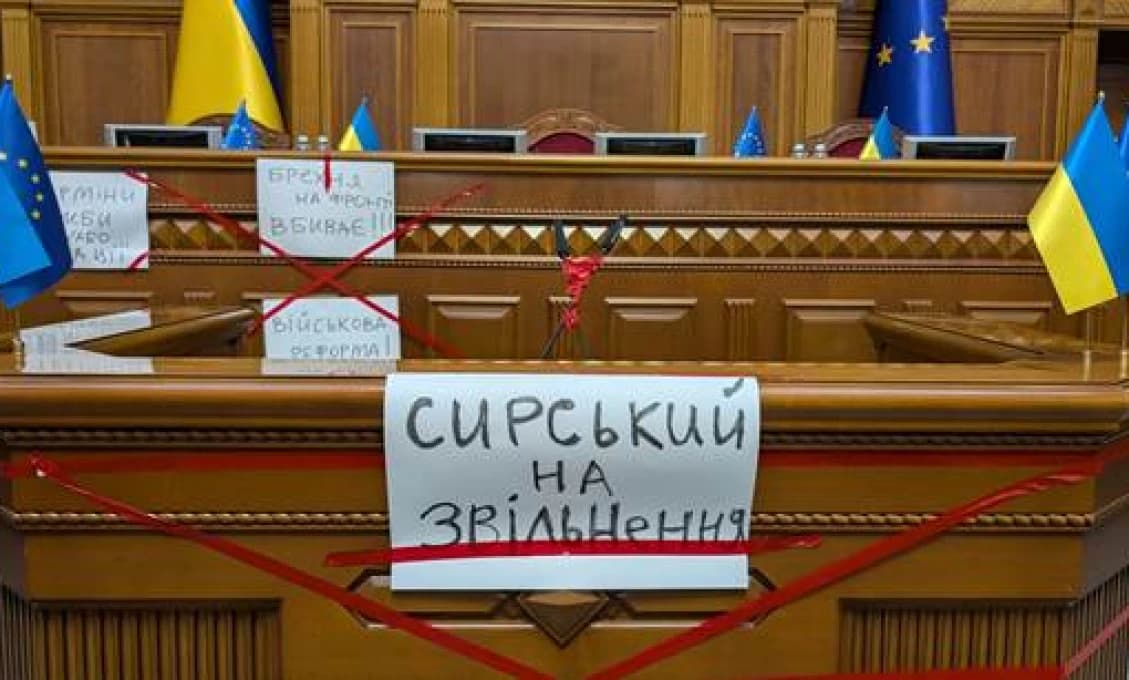CIRKUS V UKRAJINCKOM PARLAMENTE! „Lži na fronte zabíjajú!“ Došlo k bitke (VIDEO)