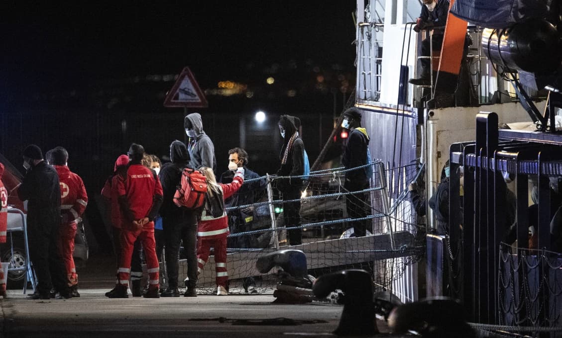Pobrežná stráž zachránila z preplnenej lode pri Kréte stovky migrantov