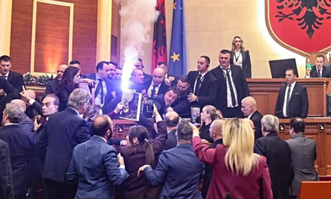 UŽ VIEME, OD KOHO SA MATOVIČ UČÍ! Bitka v albánskom parlamente (VIDEO)