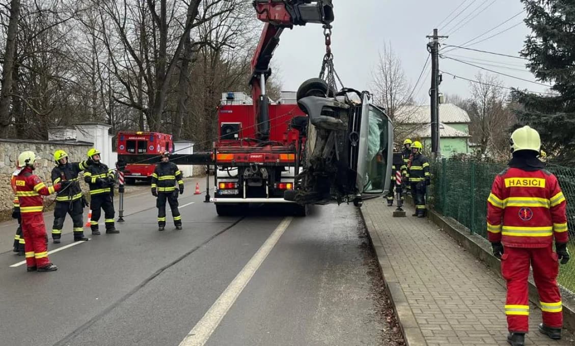 TOTO ste ešte nevideli! Auto prerazilo múr domu v Gbeľanoch (FOTO)