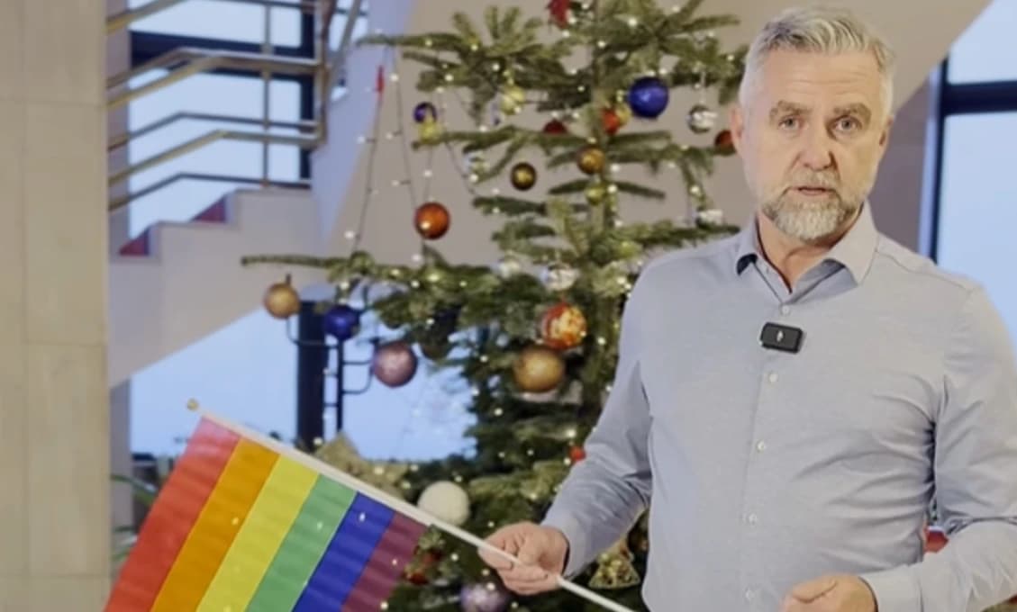 DO POPUKANIA! Gašpar rozdával vianočné darčeky Šimečkovi, Gröhlingovi, Majerskému i Matovičovi (VIDEO)