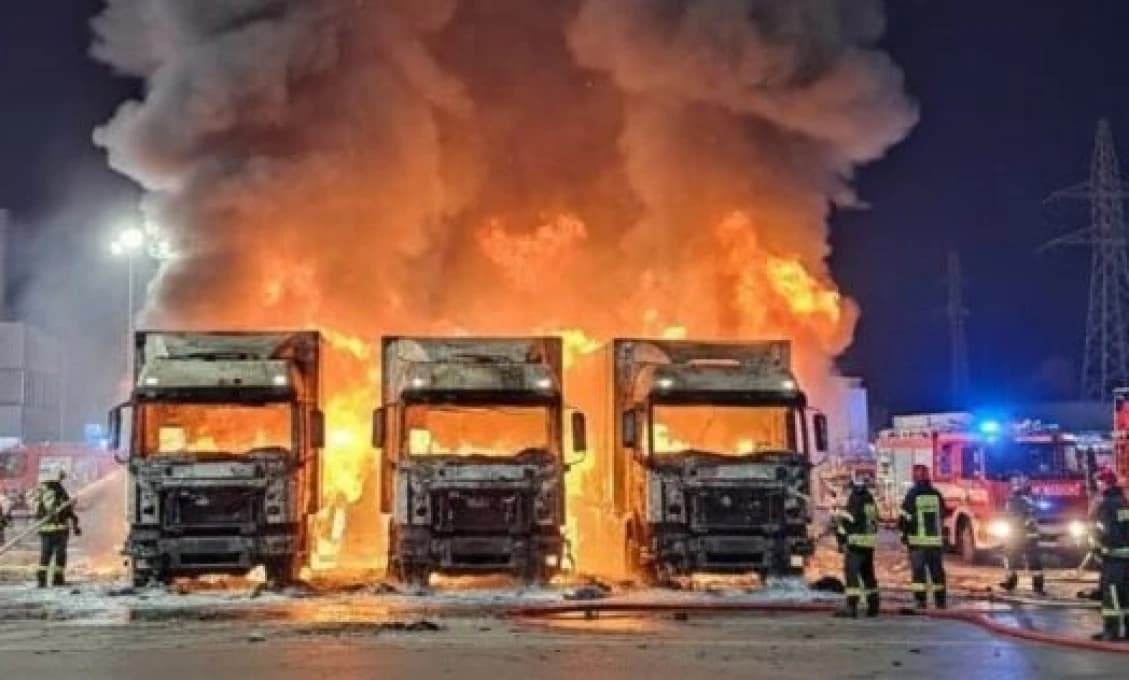 MOHUTNÝ POŽIAR! V Michalovciach niekto úmyselne podpálil štyri kamióny (VIDEO)